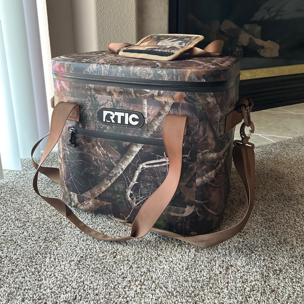 RTIC SOFT PACK COOL 30 CAN LIKE NEW